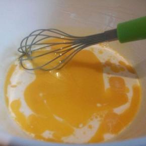 加入牛奶（或水），轻轻搅拌均匀，