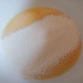 低筋面粉过筛以后，筛入蛋黄里。