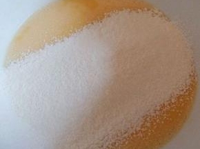 低筋面粉过筛以后，筛入蛋黄里。