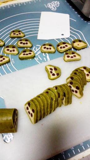 将冻硬的面团取出后，切成约5毫米厚的块状后