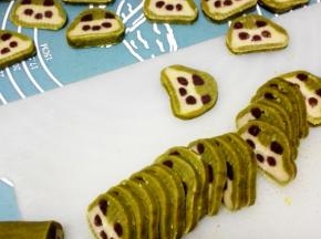 将冻硬的面团取出后，切成约5毫米厚的块状后