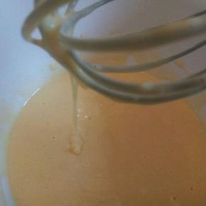 用打蛋器成“Z”字形拌均匀，成为蛋黄面糊。将拌好的蛋黄面糊放在一旁静置备用