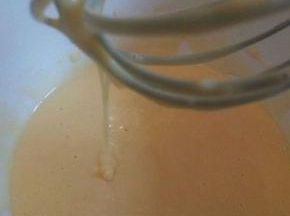 用打蛋器成“Z”字形拌均匀，成为蛋黄面糊。将拌好的蛋黄面糊放在一旁静置备用