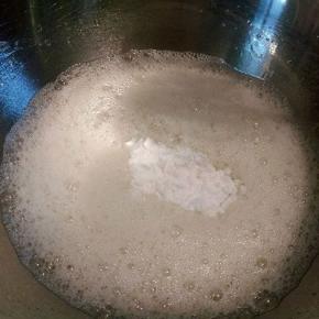 蛋白加3滴白醋，高速打发到鱼眼泡状态时，加入1/3的细砂糖，