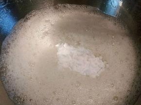 蛋白加3滴白醋，高速打发到鱼眼泡状态时，加入1/3的细砂糖，