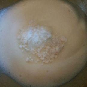 蛋清变的细腻，加另外的3/1糖粉，继续打发，