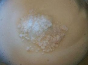 蛋清变的细腻，加另外的3/1糖粉，继续打发，