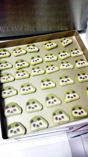 烤箱180度，上下管预热
将饼干块放置在烤盘上