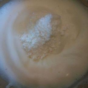 打到有纹路了，加入最后3/1糖粉，低速打发，