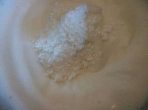 打到有纹路了，加入最后3/1糖粉，低速打发，