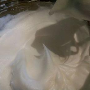 .最终将蛋白打发到湿性发泡的状态（提起打蛋器后，蛋白拉出弯曲的尖角）就可以了，