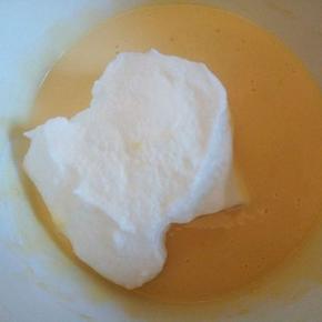 盛1/3蛋白到蛋黄碗里，翻拌均匀(从底部往上翻拌，不要画圈搅拌)