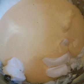 将拌匀的蛋黄糊倒入剩余的蛋白里，翻拌均匀，