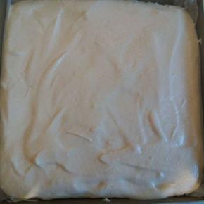 把面糊倒入铺了锡纸或油纸的烤盘，抹平，并用力的震几下，让面糊内部的大气泡跑出