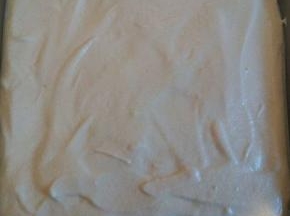 把面糊倒入铺了锡纸或油纸的烤盘，抹平，并用力的震几下，让面糊内部的大气泡跑出