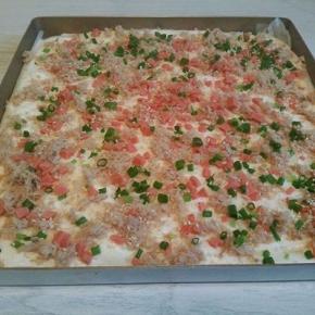 撒上肉松，火腿肠粒，香葱，白芝麻，