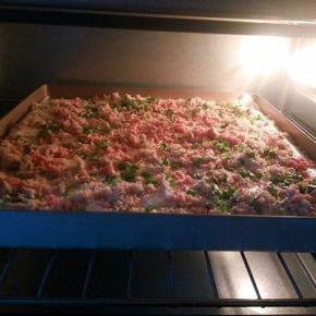 放入预热好的烤箱，中层，上下火155度，30分钟，