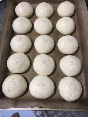 : 在发酵中，再喷雾二次保湿，发酵二倍大。