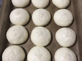 : 在发酵中，再喷雾二次保湿，发酵二倍大。