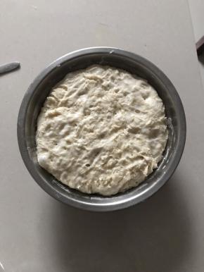 1: 把中种所有材料一起放入盆里，用筷子上保鲜膜放入冰箱冷藏发酵一晚一天，因为我都是晩上做面包。