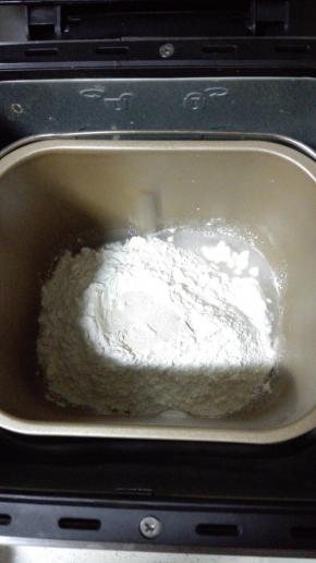 主料中除黄油外所有材料放入面包机中，顺序为：清水，糖，盐，披萨专用粉，酵母。