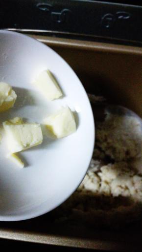 完成后，加入软化后的黄油，继续和面15分钟，至出膜