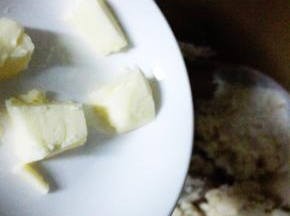 完成后，加入软化后的黄油，继续和面15分钟，至出膜