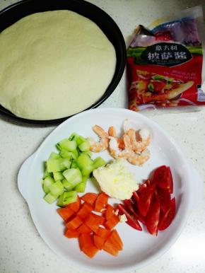 取一块定型好的披萨饼胚，准备辅料