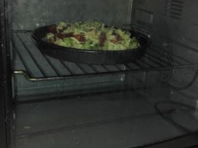 放入预热好的烤箱内，180度，上下火，中层，30分钟