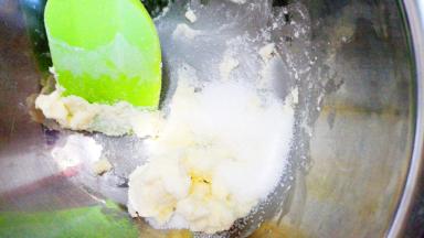 黄油切小块，室温软化后用打蛋器打散,细砂糖搅拌均匀