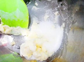 黄油切小块，室温软化后用打蛋器打散,细砂糖搅拌均匀