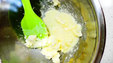 加入炼乳，搅拌均匀