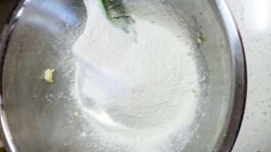 筛入低粉，用刮刀拌匀