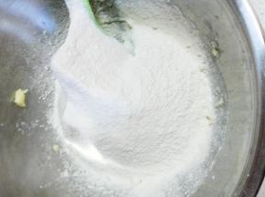 筛入低粉，用刮刀拌匀