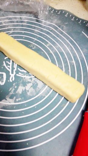 用手揉成光滑的面团，整成长条状，包上保鲜膜，放入冰箱冷冻半小时