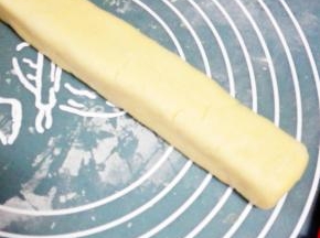 用手揉成光滑的面团，整成长条状，包上保鲜膜，放入冰箱冷冻半小时