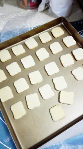 半小时后取出，稍微回温，用刀切成约5mm的薄片，放入烤盘