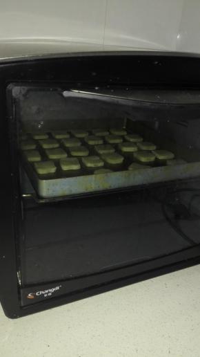此时烤箱180度预热
预热好后，将烤盘放入烤箱，180度，上下火，20分钟