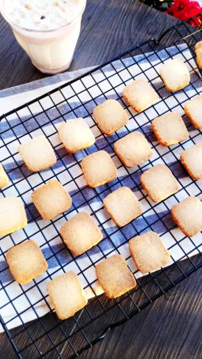 烤至金黄色即可取出,晾凉，密封保存