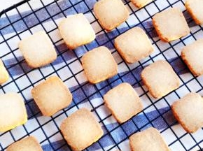 烤至金黄色即可取出,晾凉，密封保存