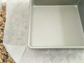 上面垫张油纸，拿一个小点的烤盘压在上面，使劲按压，尽量把燕麦压紧实