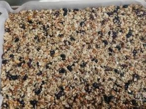 用勺子大概先铺平