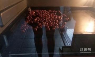 花生仁烤熟，我家烤箱180℃大概10分钟，我烤的有点过了