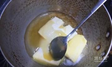 黄油，蜂蜜，白砂糖，麦芽糖一起放入奶锅中煮至砂糖融化