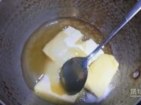 黄油，蜂蜜，白砂糖，麦芽糖一起放入奶锅中煮至砂糖融化