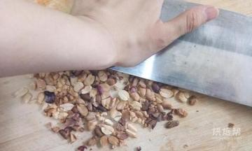烤熟后去皮，然后用刀如图所示按碎，不够碎，就再切切