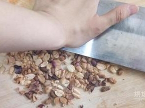 烤熟后去皮，然后用刀如图所示按碎，不够碎，就再切切