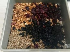 我的瓜子仁买的就是熟的，所以就直接用了。把材料中的干果和果干放在一起，放一个盆里就可以。