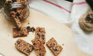 不要晾至完全变凉，要稍微有点温度，用锋利点的刀切成自己喜欢的形状，再晾至凉透，然后用油纸像包牛轧糖一样包起来，或者放入密封罐保存。