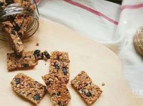 不要晾至完全变凉，要稍微有点温度，用锋利点的刀切成自己喜欢的形状，再晾至凉透，然后用油纸像包牛轧糖一样包起来，或者放入密封罐保存。